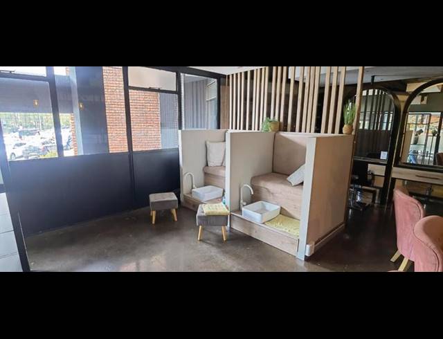 BUSINESS PROPERTY TO RENT IN LYNNWOOD GLEN